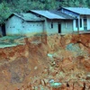 Những ngôi nhà ở tổ 14, phường tân Giang đang đứng trước nguy cơ đổ sập. (Ảnh: Hùng Võ/Vietnam+)