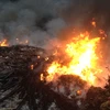 Bãi rác thải tại thôn Quan Độ, xã văn Môn, huyện Yên Phong, tỉnh Bắc Ninh bùng cháy dữ dội trong đêm 9/3/2017. (Ảnh: N.V/Vietnam+)