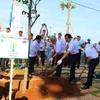 Các đại biểu dự tham gia nghi thức trồng cây xanh tại thành phố Vũng Tàu. (Ảnh: H.V/​Vietnam+)