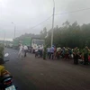 Người dân chặn xe chử rác vào bãi rác Nam Sơn, huyện Sóc Sơn, Hà Nội. (Nguồn ảnh: Quý Lê)
