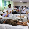Bệnh nhân nghi ngộ độc thực phẩm được cấp cứu tại, Bệnh viện Nguyễn Đình Chiểu, tỉnh Bến Tre. (Ảnh: Trần Thị Thu Hiền/TTXVN)
