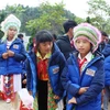 Các em học sinh Trường phổ thông bán trú trung học cơ sở Tả Ván vui mừng khi nhận được áo ấm từ đoàn thiện nguyện. (Ảnh: Hùng Võ/Vietnam+)