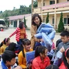 Công đoàn TTXVN trao quà trao quà thiện nguyện cho các em học sinh Trường phổ thông dân tộc bán trú trung học cơ sở Tả Ván. (Ảnh: Hùng Võ/Vietnam+)