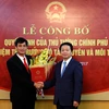 Bộ trưởng Trần Hồng Hà (bên phải) trao trao quyết định của Thủ tướng bổ nhiệm ông Trần Quý Kiên giữ chức Thứ trưởng Bộ TNMT. (Ảnh: Khương Trung)