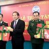 Bộ trưởng TT&TT Trương Minh Tuấn trao tặng lịch Bloc cho Bộ tư lệnh Hải quân và Bộ tư lệnh Bộ đội Biên phòng. (Ảnh: Hùng Võ/Vietnam+)