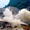 Hoạt động nổ mìn khai thác đá tại huyện Lương Sơn, tỉnh Hòa Bình. (Ảnh: H.V/Vietnam+)