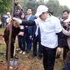 Các đại biểu trồng cây phát động "Tết trồng cây đời đời nhớ ơn Bác Hồ" Xuân Mậu Tuất 2018. (Ảnh: M.M/Vietnam+)