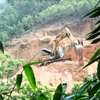 Hoạt động dỡ đồi khai thác quăng cao lanh tại xã Thạch Khoán, huyện Thanh Sơn, Phú Thọ. (Ảnh: Hùng Võ/Vietnam+)