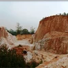 Một quả đồi bị san phẳng, đào bới tan hoang để khai thác quặng cao lanh tại xã Tân Phương. (Ảnh: Hùng Võ/Vietnam+)