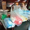 Túi nilon đã trở thành thói quen tiêu dùng hàng ngày của mọi gia đình. (Ảnh: Hùng Võ/Vietnam+)