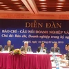 Các đại biểu tham dự Diễn đàn báo chí-cầu nối doanh nghiệp và chính phủ với chủ đề “báo chí, doanh nghiệp trong kỷ nguyên CPTPP.” (Ảnh: H.V/Vietnam+)