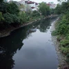 Sông Nhuệ bị ô nhiễm nặng. (Ảnh: Thoa Chu/Vietnam+)