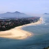 Bãi biển Lăng Cô, một danh lam thắng cảnh thiên nhiên tại tỉnh Thừa Thiên-Huế. (Ảnh: TTXVN)