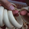 Các sản phẩm được chế tác từ ngà voi như vòng tay, nhẫn, lược, bút... được bày bán phổ biến tại Đắk Lắk, Thành phố Hồ Chí Minh, Đà Lạt. (Ảnh: PV/Vietnam+)
