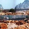 Tàu chở than của Tuyển than Cửa Ông chở xít ra đổ tại bãi thải khổng lồ ở phường Cẩm Thịnh, thành phố Cẩm Phả. (Ảnh: P.V/Vietnam+)