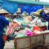 Rác thải ùn ứ sau 5 ngày người dân chặn xe chở rác vào bãi rác Nam Sơn. (Ảnh: Hùng Võ/Vietnam+)