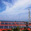 Tại Đảo An Bang, đâu đâu trên những mái nhà ngói đỏ cũng được phủ thêm một màu xanh bóng nhoáng của tấm pin mặt trời. (Ảnh: H.V/Vietnam+)