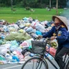 Người dân Thanh Trì khốn khổ vì rác thải tràn ra đường. (Ảnh: PV/Vietnam+)