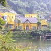 Công trình màu vàng xây dựng trên khu vực hồ Đồng Đò tại xã Minh Trí, huyện Sóc Sơn. (Nguồn ảnh: Vietnam+)