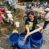Ngay sau khi có thông tin chính thức về việc nguồn nước sông Đà bị ô nhiễm, một số nhà máy nước sạch đã cấp nước sạch miễn phí cho người dân Thủ đô. (Ảnh: Minh Sơn/Vietnam+)