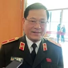 Thiếu tướng Nguyễn Hữu Cầu, Giám đốc Công an tỉnh Nghệ An chia sẻ với báo chí bên hành lang Quốc hội. (Ảnh: Hùng Võ/Vietnam+)