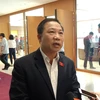 Phó trưởng Ban Dân nguyện của Quốc hội Lưu Bình Nhưỡng chia sẻ với báo chí bên hành lang Quốc hội. (Ảnh: Hùng Võ/Vietnam+)
