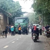Người dân xã Hồng Kỳ, huyện Sóc Sơn chặn xe vào bãi rác Nam Sơn. (Ảnh: Hùng Võ/Vietnam+)
