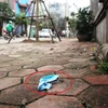 Khẩu trang y tế đã qua sử dụng bị vứt bỏ, nhếch nhác trên vỉa hè, đường phố Hà Nội. (Ảnh: PV/Vietnam+)