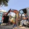 Phá dỡ các công trình vi phạm tại mương Nghĩa Đô trong năm 2018. (Nguồn ảnh: Vietnam+)