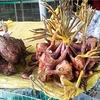 Chim, cò hoang dã bị vặt lông, thui sống bày bán tràn lan ở chợ nông sản Thạnh Hóa, tỉnh Long An. (Ảnh: PV/Vietnam+)
