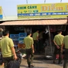 Đoàn công tác của Cục kiểm lâm tổ chức cuộc "truy quét bí mật" tại vùng "đặc khu" bán lậu chim trời lớn nhất nước ở tỉnh Long An. (Ảnh: HV/Vietnam+)