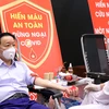 Bộ trưởng Bộ Tài nguyên và Môi trường Trần Hồng Hà tham gia hiến máu tình nguyện.” (Ảnh: PV/Vietnam+)