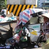 Rác chất đống ven đường mỗi khi người dân chặn xe chở rác vào bãi rác Nam Sơn. (Nguồn ảnh: TTXVN)