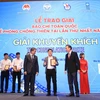 Nhà báo Võ Mạnh Hùng, Báo điện tử VietnamPlus nhận giải Khuyến khích với tác phẩm “Sức sống xanh trường tồn nơi ‘đầu sóng ngọn gió’ Trường Sa. (Ảnh: BTC)