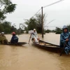 Người dân xã Quảng Phú, huyện Quảng Điền (Thừa Thiên-Huế) vẫn bị nước lũ 'bủa vây.' (Ảnh: Đỗ Trưởng/TTXVN)