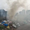 Tình trạng đốt rác thải ven đường thường xuyên xảy ra ở khu vực Kim Văn Kim Lũ, phường Đại Kim, quận Hoàng Mai, thành phố Hà Nội. (Ảnh: HV/Vietnam+)