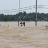 Một số nơi tại huyện Lệ Thủy nước vẫn ngập sâu. (Ảnh: Thành Đạt/TTXVN)