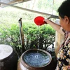 Người dân một số xã trên địa bàn tỉnh Tiền Giang làm sạch nước để sinh hoạt hàng ngày. (Ảnh: Nam Thái/TTXVN)