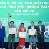 Các tác giải, nhóm tác giả nhận giải A Liên hoan phim môi trường toàn quốc lần thứ 7. (Ảnh: Hoàng Minh)