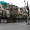 Các cửa hàng kinh doanh trên phố Hàng Gai, quận Hoàn Kiếm. (Ảnh: Thanh Tùng/TTXVN)