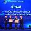 Nhà báo Lê Quốc Minh - Phó Tổng Giám đốc Thông tấn xã Việt Nam (thứ 2 bên trái) nhận giải Tập thể Giải báo chí tài nguyên và môi trường. (Ảnh: HV/Vietnam+)