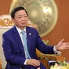 Bộ trưởng Trần Hồng Hà trao đổi với phóng viên Báo Điện tử VietnamPlus. (Ảnh: Hùng Võ/Vietnam+)