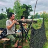 Anh Nguyễn Văn Long cùng cộng sự quan sát hoạt động của rùa Hoàn Kiếm tại hồ Đồng Mô. (Ảnh nhân vật cung cấp)