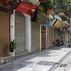 Nhiều cửa hàng ở phố cổ Hà Nội tạm đóng cửa do ảnh hưởng của dịch COVID-19. (Ảnh: Ngọc Hà/TTXVN)