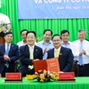 Ông Trần Việt Trường, Chủ tịch Ủy ban Nhân dân thành phố Cần Thơ (bên phải) và ông Đỗ Quang Hiển, Chủ tịch Tập đoàn T&T Group ký thỏa thuận hợp tác chiến lược. (Ảnh: T&T Group)