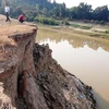 Hoạt động khai thác cát gây sạt lở bờ sông nghiêm trọng tại tỉnh Đắk Lắk. (Ảnh: Hùng Võ/Vietnam+)