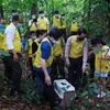 Ông Nguyễn Văn Chính (đứng ngoài cùng bên trái) dẫn đoàn tham gia hoạt động thả động vật về rừng. (Ảnh: VQG Cúc Phương)