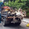 Công nhân vệ sinh môi trường thu gom rác thải ở thành phố Hạ Long và Cẩm Phả. (Nguồn ảnh: TTXVN phát)