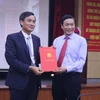 Thứ trưởng Trần Quý Kiên trao Quyết định điều động, bổ nhiệm ông Nguyễn Xuân Trường. (Ảnh: PV/Vietnam+)