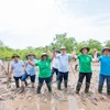 Đoàn công tác của UNDP do bà Kanni Wignaraja làm trưởng đoàn và lãnh đạo tỉnh Thanh Hóa trồng rừng ngập mặn tại thôn xã Đa Lộc, huyện Hậu Lộc. (Nguồn: Hùng Võ/Vietnam+)